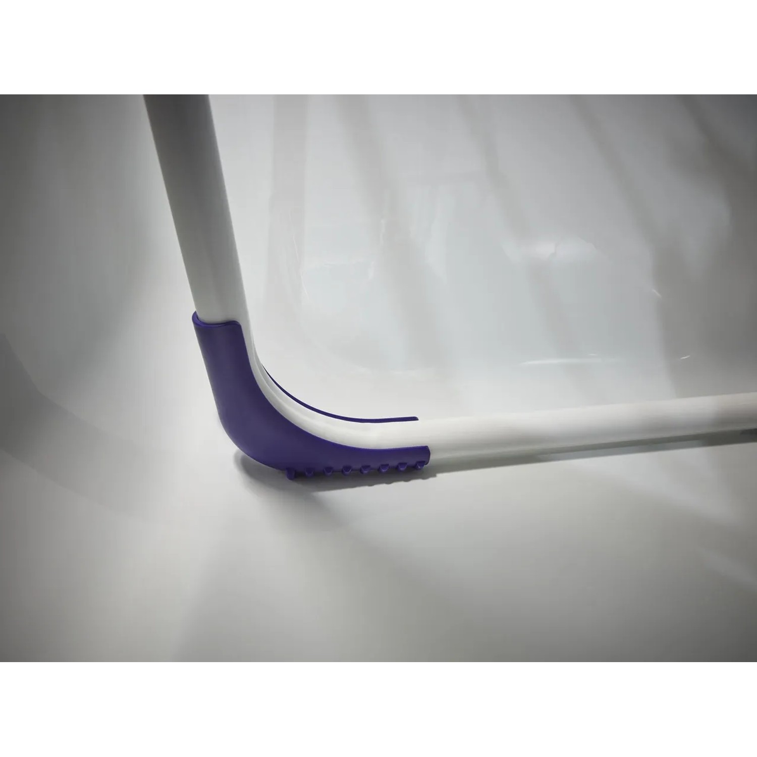 Detailaufnahme: Fuß des Leifheit Wäscheständers Pegasus 120 Compact mit lila Schutzkappe.