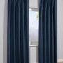 Blauer Sehlbach Fertigschal Multiband Blackout Full-Shade verdunkelt ein Fenster.