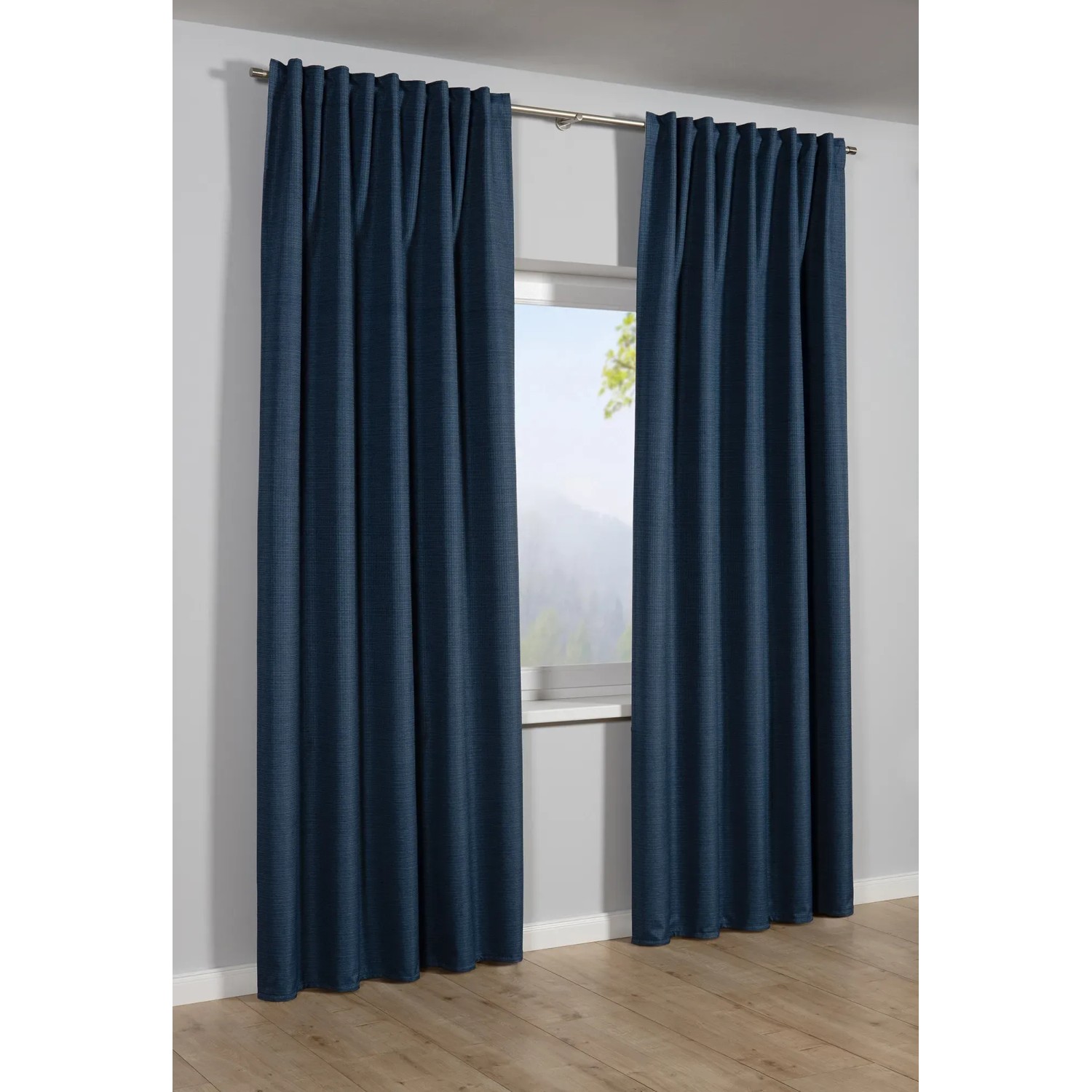 Blauer Sehlbach Fertigschal Multiband Blackout Full-Shade verdunkelt ein Fenster.