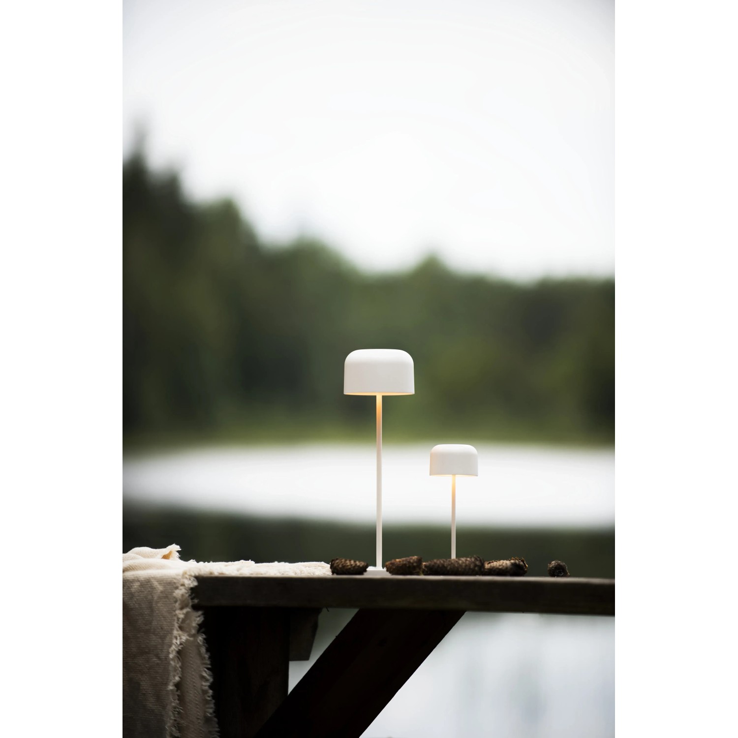 Konstsmide LED-Tischleuchte Lille, weiß, 36 cm, für Innen & Außen. Dekorative Außenleuchte.