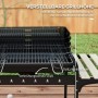 Detailansicht: Höhenverstellbarer Holzkohlegrill mit Grillrost und Ablage aus Kiefernholz.