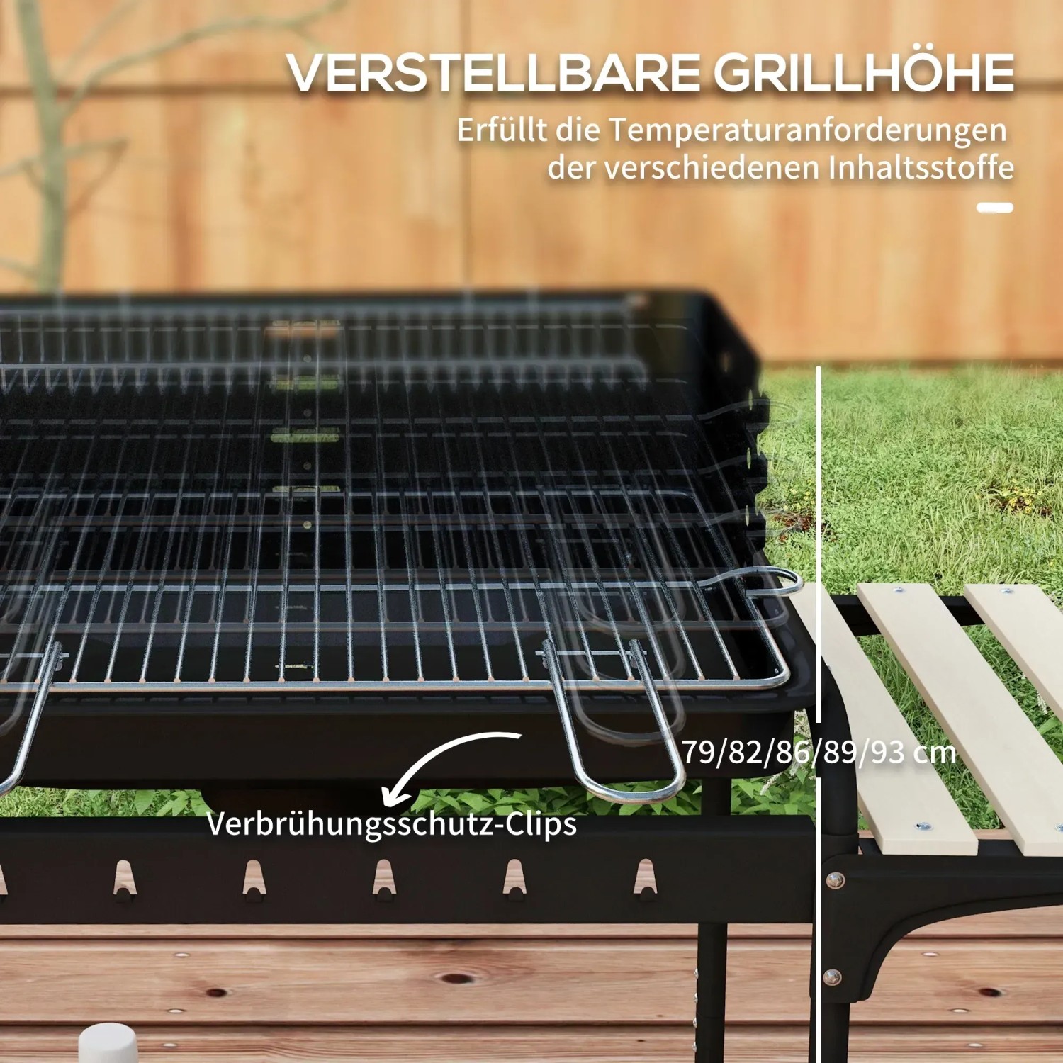 Detailansicht: Höhenverstellbarer Holzkohlegrill mit Grillrost und Ablage aus Kiefernholz.