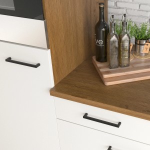 Detailansicht: Flex-Well Küchenzeile Vintea in Magnolia/Lancelot Oak mit schwarzen Griffen.