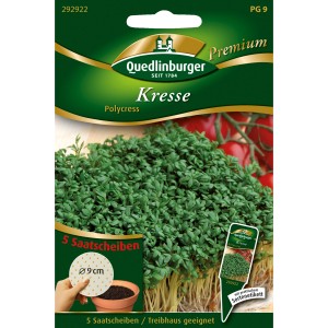 Packung Quedlinburger Kresse Polycress Saatscheiben mit Kresse im Topf und Tomaten im Hintergrund.