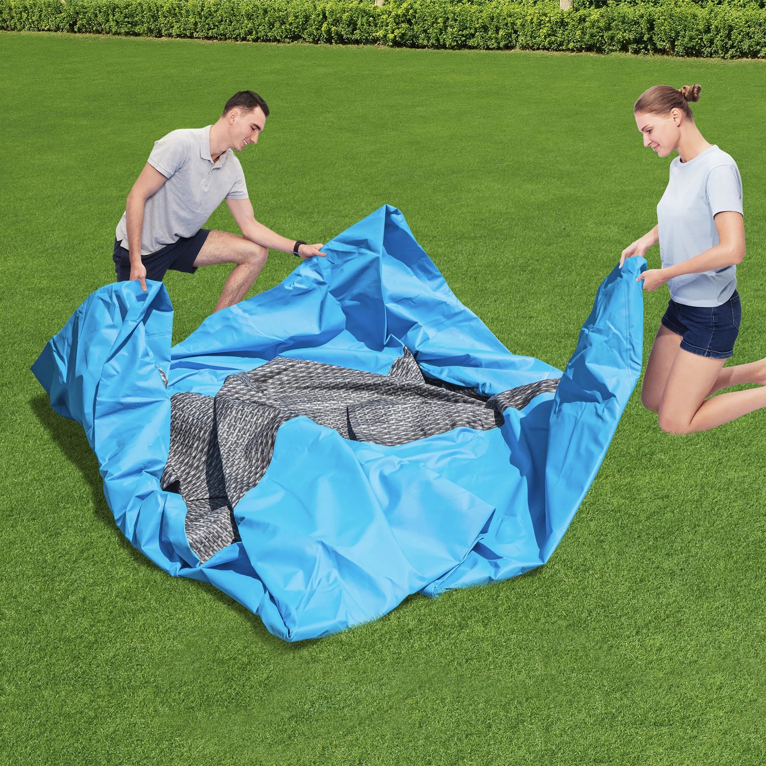 Bestway Fast Set Pool-Set (Ø 457 cm) im Aufbau: Runder Quick-Up Pool mit Rattan-Optik wird von zwei Personen aufgestellt.