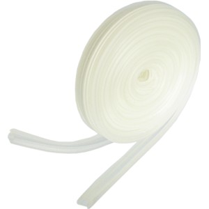 Aufgerolltes, transparentes Türfassungsprofil (4,20 m) aus Weichkunststoff für Tür-Lichtausschnitte.