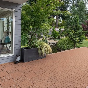 Verlegte Home Deluxe WPC Klickfliesen Bavaro in Hellbraun auf einer Terrasse.