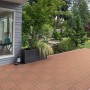 Verlegte Home Deluxe WPC Klickfliesen Bavaro in Hellbraun auf einer Terrasse.