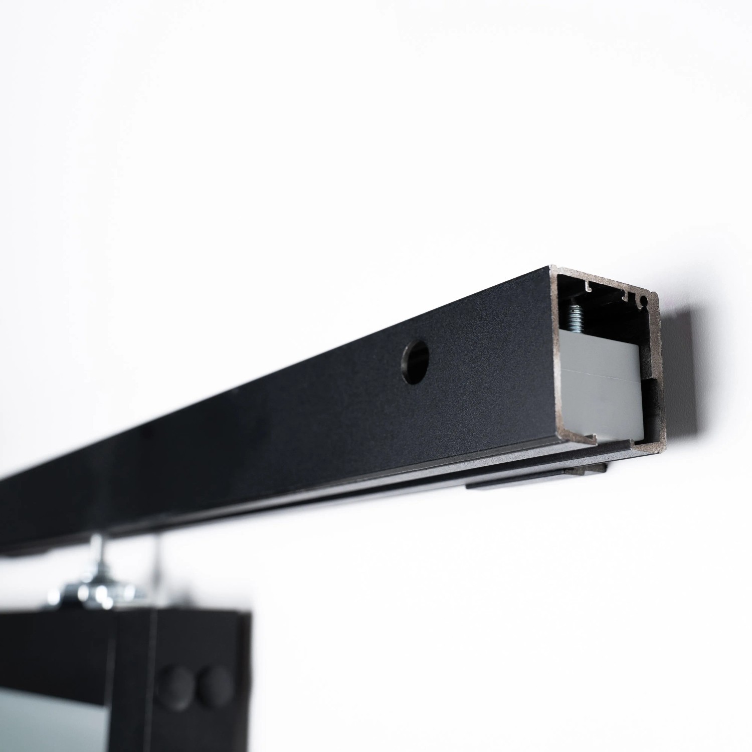 Detailaufnahme: Schwarze Laufschiene für Loft+Mehr Schiebetür-Set mit Beschlag.