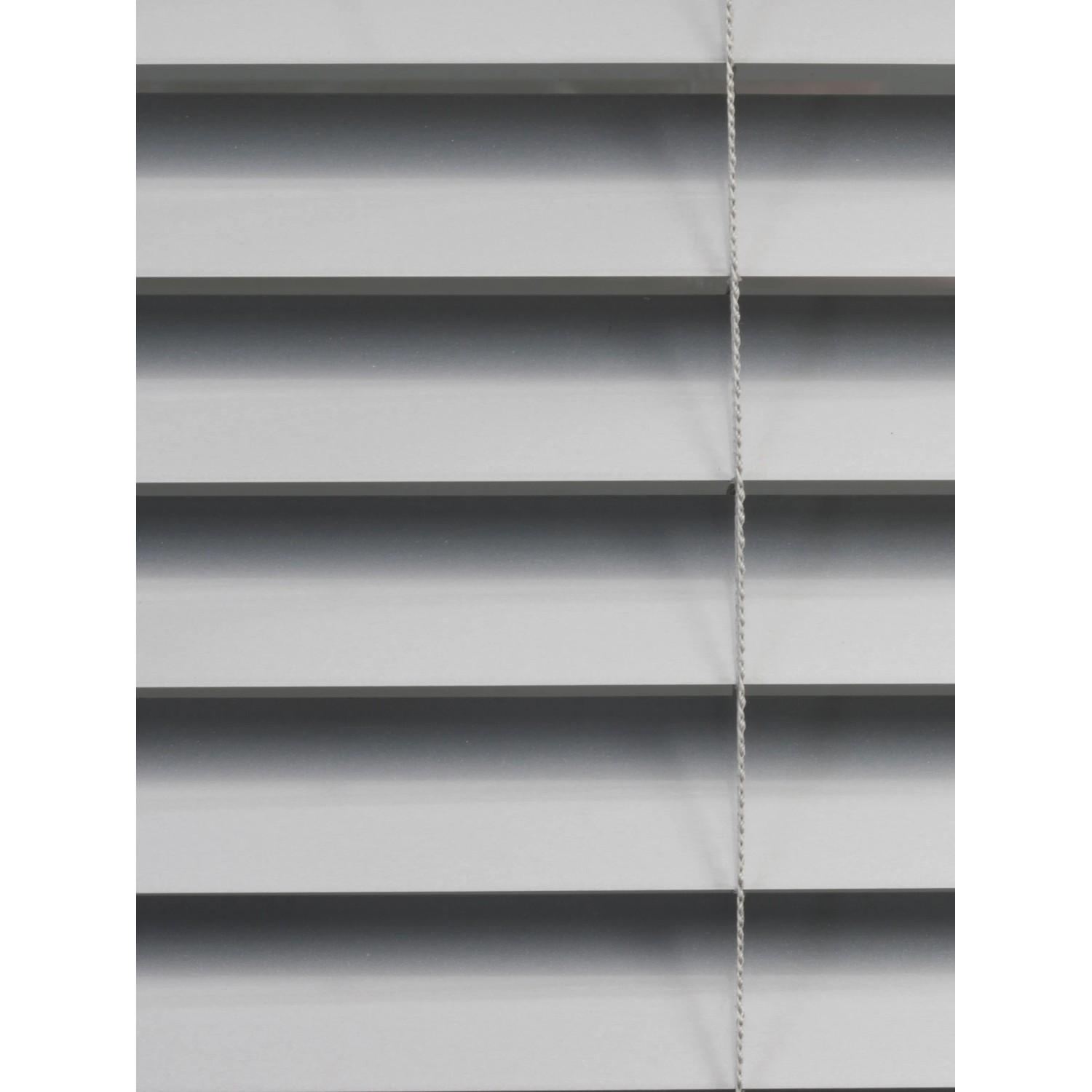 Silberne Aluminium Jalousie Burgos (70x160cm) mit Lamellen und Zugschnur für Sicht- und Sonnenschutz.