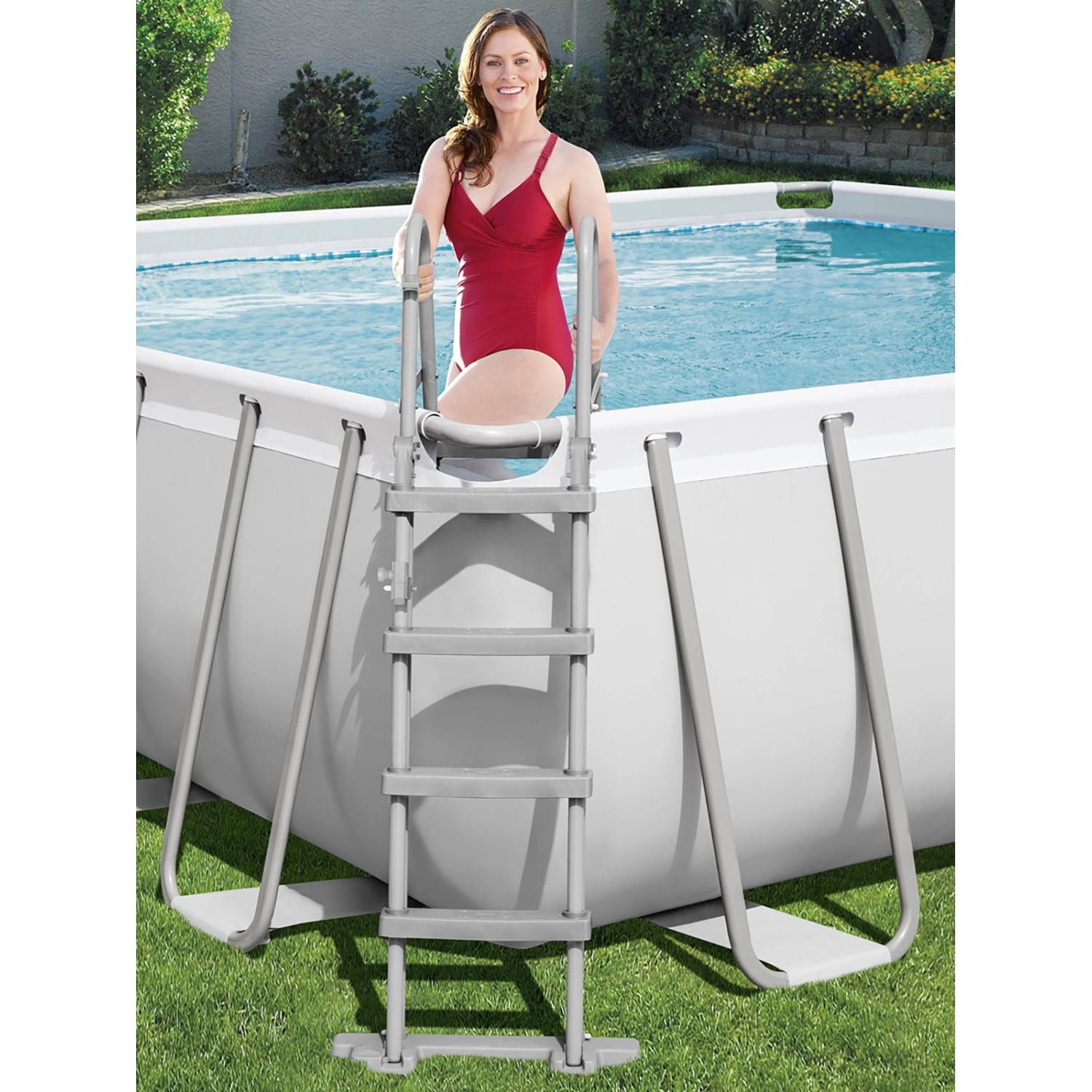 Bestway Stahlrahmenpool-Set, rechteckig, mit Leiter. Frau steigt in den Pool.