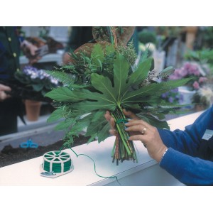 Anwendung von grünem Flachbindedraht (Ø 0,4 mm, 50 m) zum Binden eines Blumenstraußes.