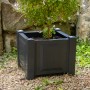 Quadratischer, anthrazitfarbener KHW Pflanzkasten mit Pflanze, ideal für Garten und Terrasse.