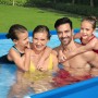 Familie im blauen Bestway Frame Pool Steel Pro. Eckiger Stahlrahmenpool für Badespaß im Garten.