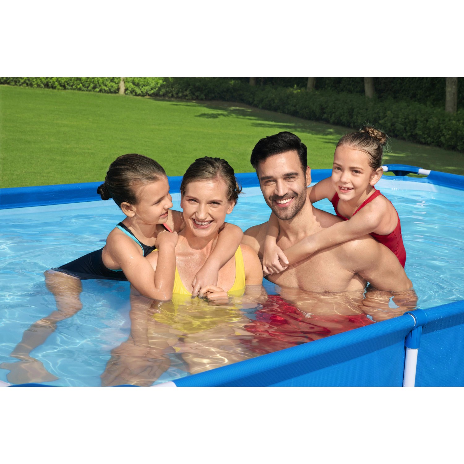 Familie im blauen Bestway Frame Pool Steel Pro. Eckiger Stahlrahmenpool für Badespaß im Garten.