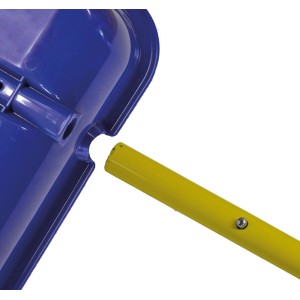 Detailaufnahme: Blaue Schneewanne SONNECK mit gelbem Griff, Schneeschieber.