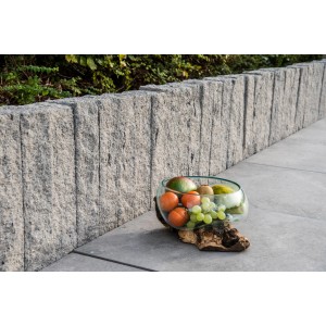 Diephaus Palisade Kina in Weiß-Schwarz als Gartenmauer mit Obstschale dekoriert.