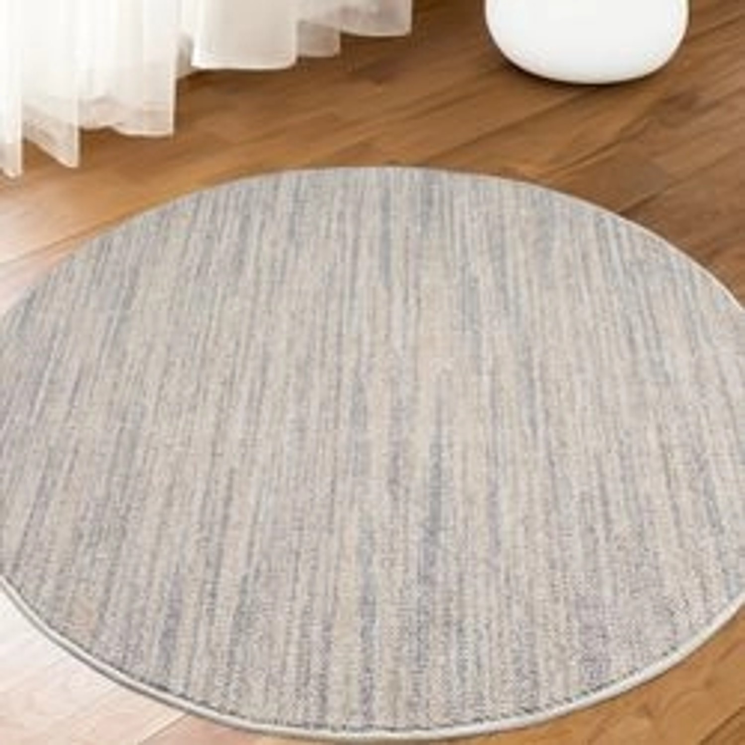 Runder, grauer payé Teppich Klassiko mit Fransen, 160x160 cm. Kurzflor Teppich im Boho-Look.