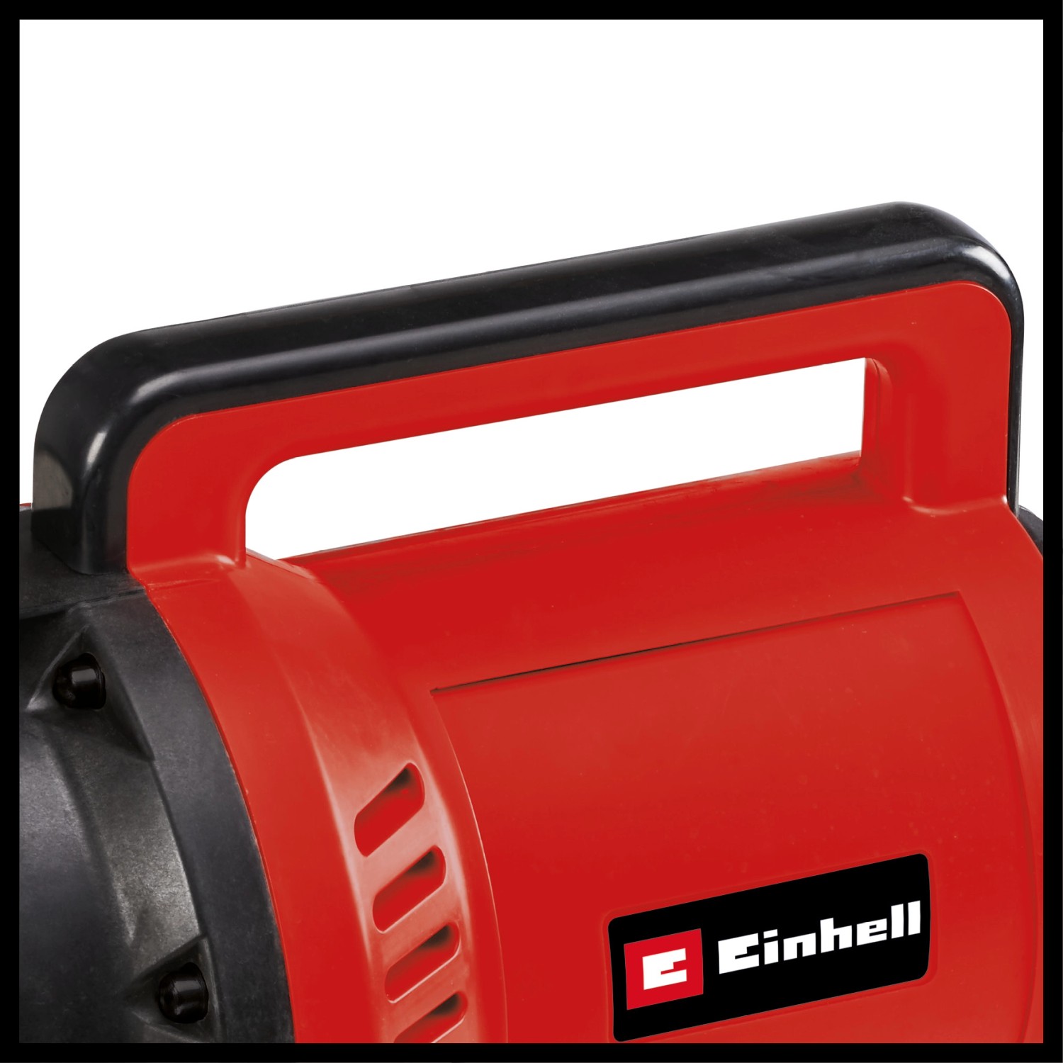 Detailaufnahme der Einhell GC-GP 1145 Gartenpumpe mit Tragegriff und Einhell Logo.