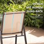 Beiger Gartenstuhl mit hohem Sling-Back Design auf Terrasse. Atmungsaktiver Stoff, robustes Metallgestell. Komfortabler Terrassenstuhl.