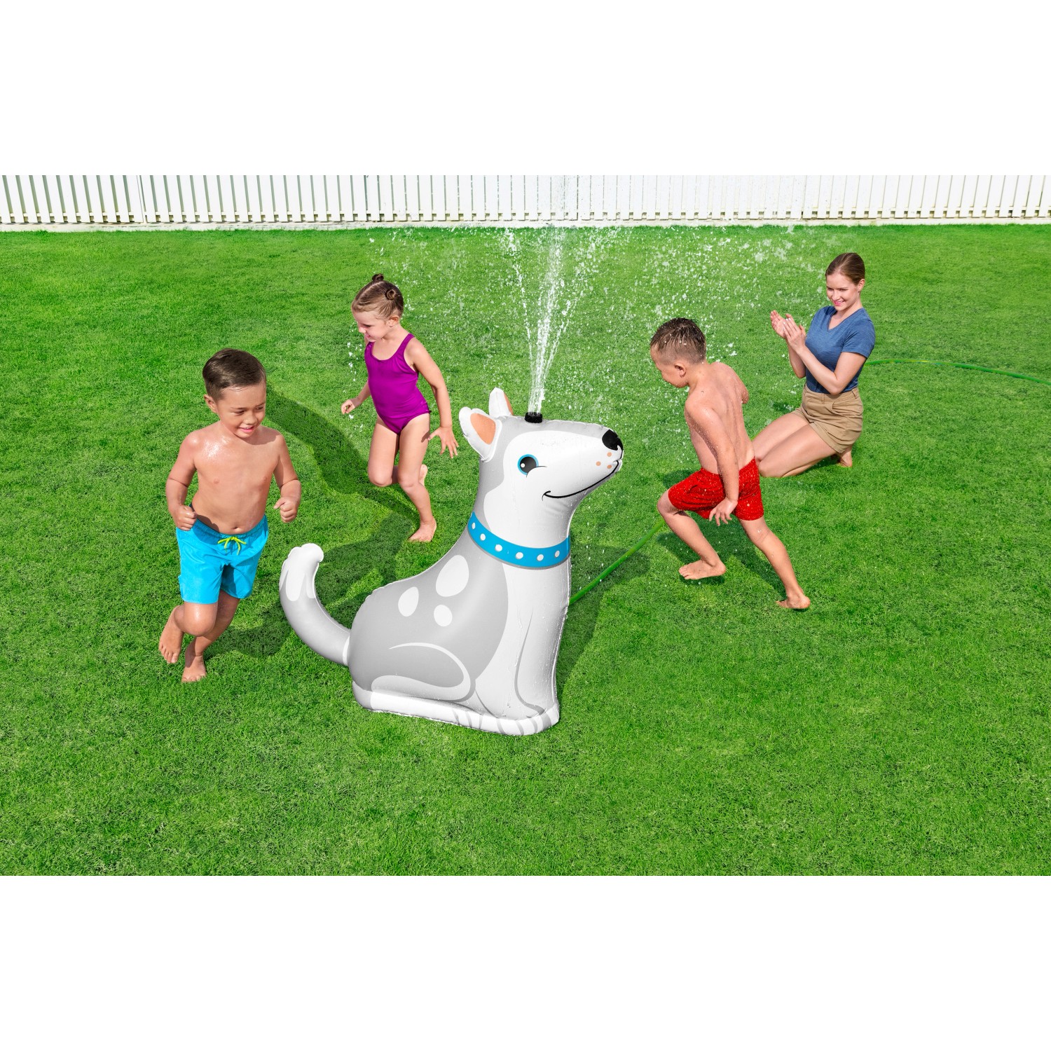 Bestway Wassersprinkler Happy Husky mit spielenden Kindern im Garten.