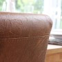 Braune Rückenlehne des MCW Esszimmerstuhls Littau aus Wildlederimitat mit Naht. Modernes Polsterstuhl 4er-Set.
