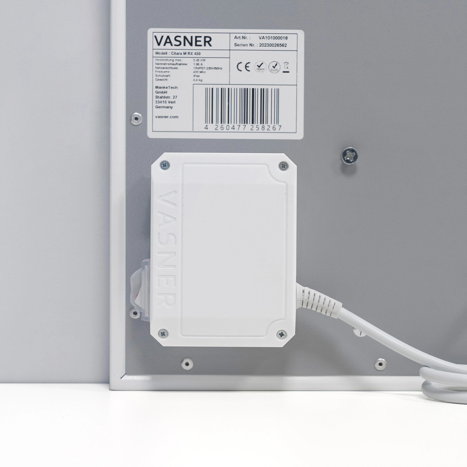 Rückseite der Vasner Funk-Infrarotheizung Citara M RX 1100W mit Anschlussdose und Kabel.