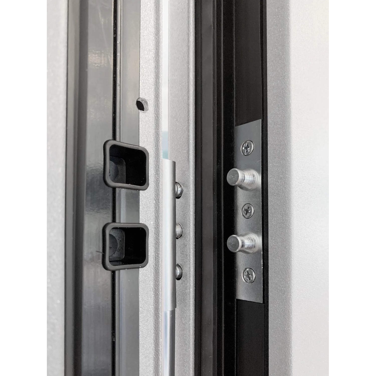 Detailaufnahme der 5-Punkt-Verriegelung einer weißen Splendoor Thermospace Haustür Berlin Prime.