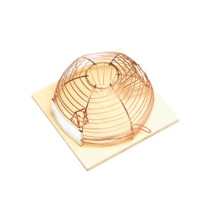 Korb-Mäusefalle aus Draht auf Holzbrett, Lebendfalle für den tierfreundlichen Einsatz.