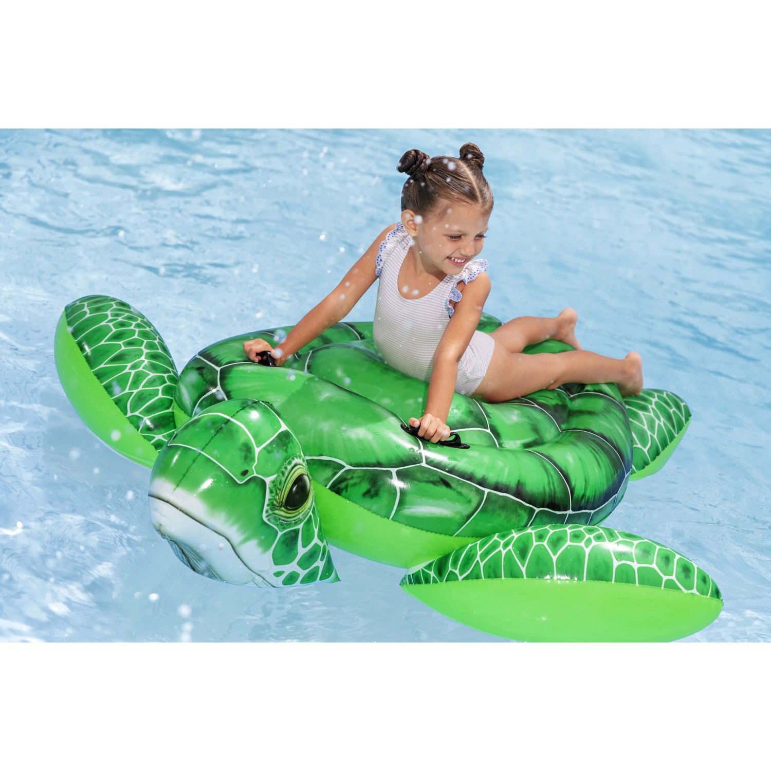 Bestway Schwimmtier Tidal Turtle mit Kind im Pool, grüne aufblasbare Wasserschildkröte mit Haltegriffen.