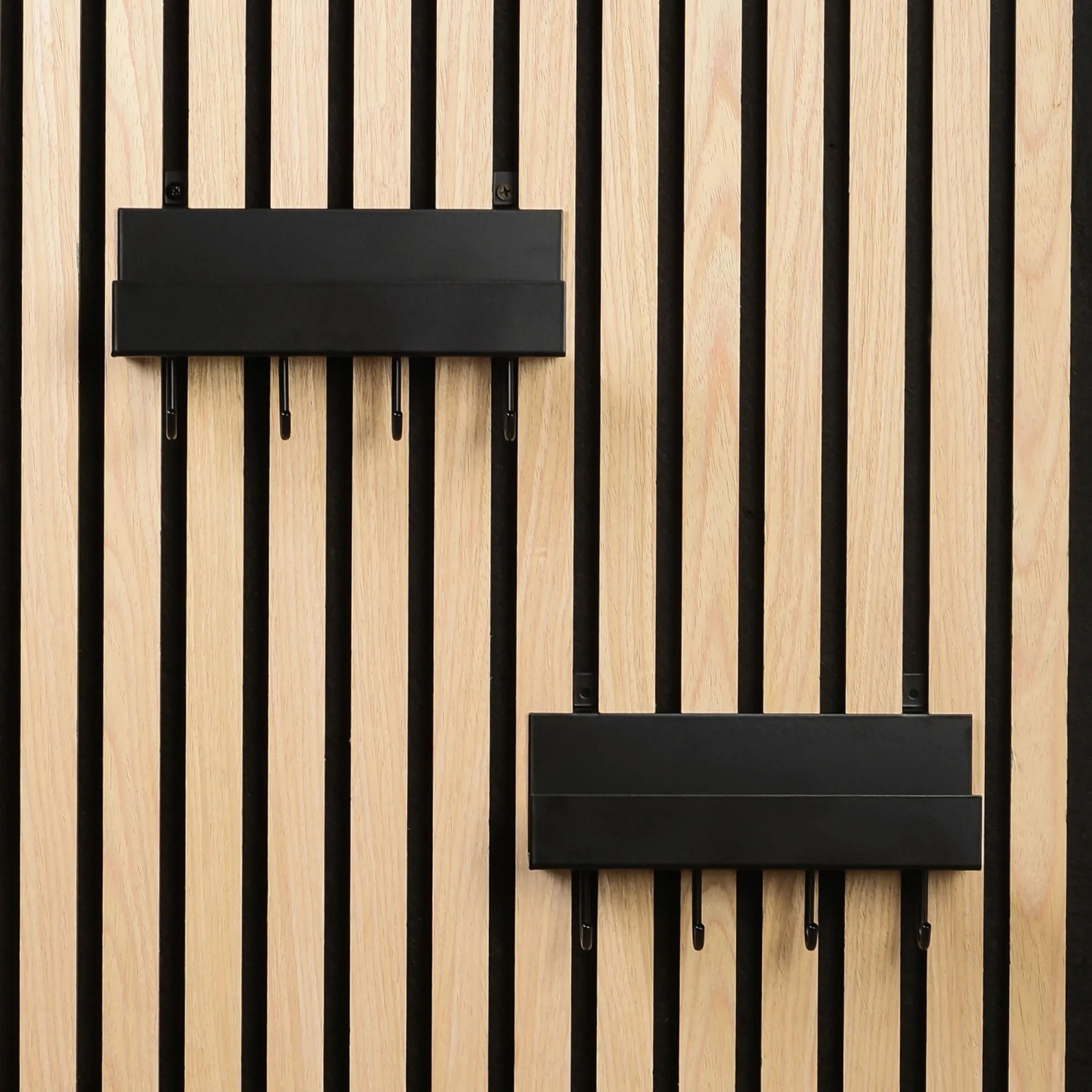 Schwarzes DenPanels Regal mit 4 Stiften zur Wandmontage an Akustikpaneelen.