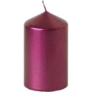 Beerefarbene Stumpenkerze mit Edelglanz, Ø 57x100mm, für gemütliche Stunden.