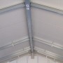 Innenansicht des Grosfillex Gerätehauses Utility 7,5 m²: Dachkonstruktion mit Metallstreben.