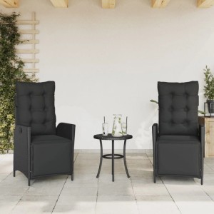 Zwei schwarze, verstellbare Gartensessel mit Fußteil aus Rattan mit cremefarbenen Kissen.