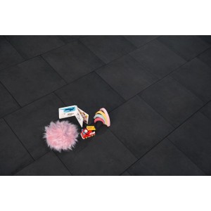Dunkelgraue Diephaus Keramik Cera-Concreto Terrassenplatten im Basalt-Look mit Spielzeug. Rutschfest & schmutzunempfindlich.