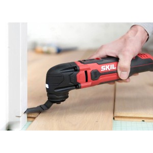 Skil Multifunktionswerkzeug 1491DB (300 W) im Einsatz beim Sägen von Holzleisten.