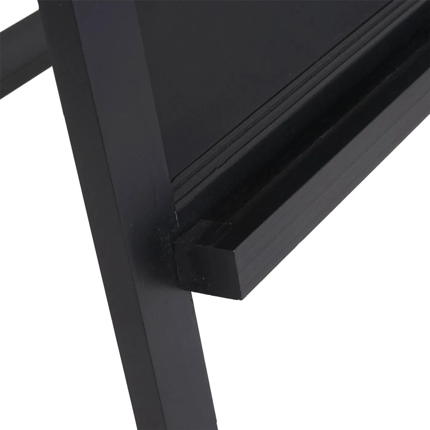 Schwarze Holz-Werbetafel, Detailansicht des integrierten Kreide-Ablagefachs. Klappbare Staffelei.
