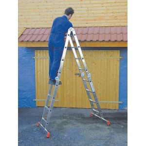 Krause MultiMatic Gelenk-Leiter als Stehleiter mit Mann. Universal-Leiter für Arbeiten in Haus und Garten.
