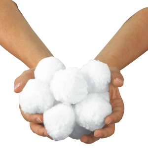 Steinbach Pool Filterbälle, 700g, in Händen. Alternative zum Filtersand für Sandfilteranlagen.