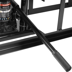 Detailaufnahme: STAHLWERK hydraulische Auffahrrampe GTH-14 ST mit Hubstange. Autopflege für Werkstatt & Garage.