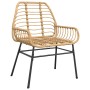 Gartenstuhl aus Poly Rattan mit Armlehnen und schwarzem Stahlgestell.