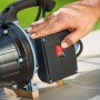 Hauswasserautomat HWA 3500: Hand betätigt Schalter der Gartenpumpe.