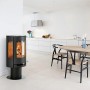 Schwarzer Aduro 9.3 Kaminofen aus Stahl mit Automatik und brennendem Feuer im modernen Wohnraum.