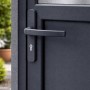 Anthrazitfarbene Panto Griffgarnitur Smart Line (92mm) an einer Tür, Detailaufnahme.