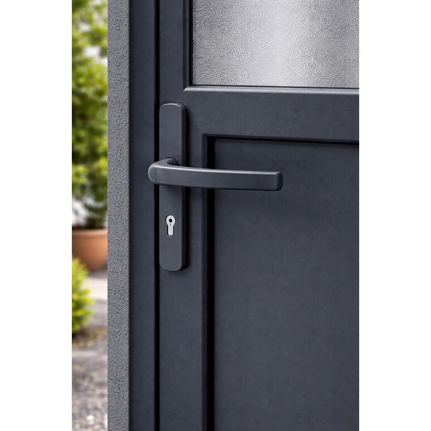 Anthrazitfarbene Panto Griffgarnitur Smart Line (92mm) an einer Tür, Detailaufnahme.