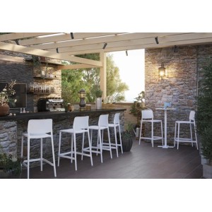 Weisse Papatya Barhocker Joy-S (75 cm) an einer Bar im Aussenbereich.