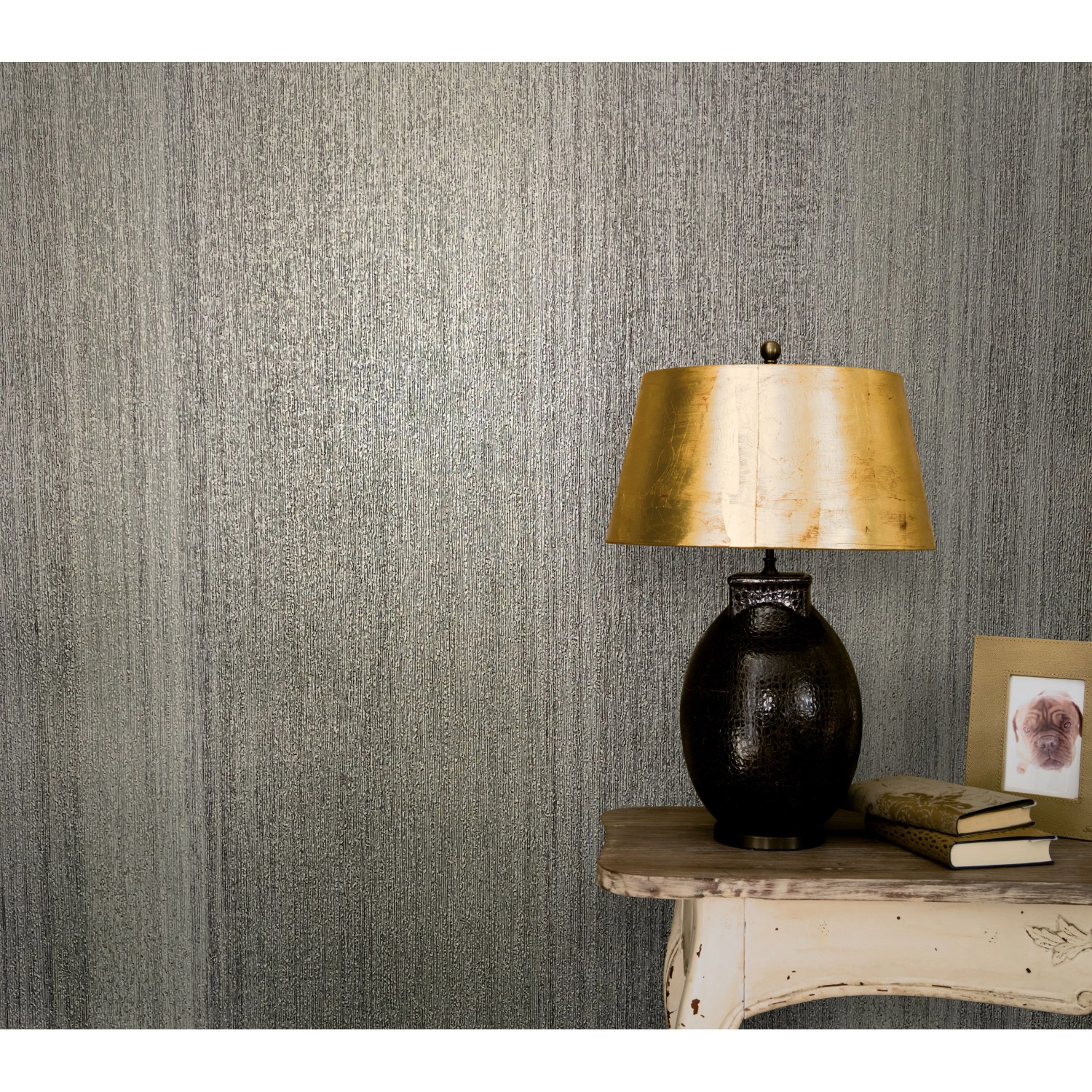 Marburg Vliestapete Vintage Deluxe, graue Streifenstruktur mit Goldakzenten.