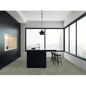 Hellgraues Klebevinyl Leandro Concrete Fliese XL in Beton-Optik in moderner Küche mit Stadtblick.