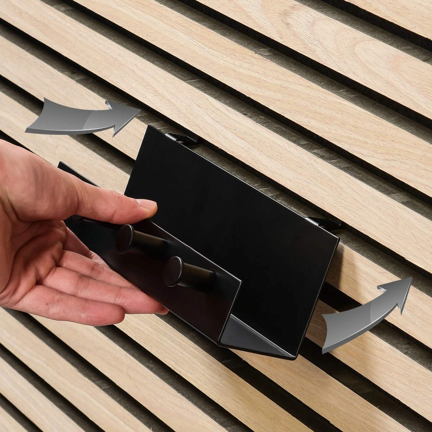 Schwarzes DenPanels Regal mit 4 Haken zur Montage an Akustikpaneelen.