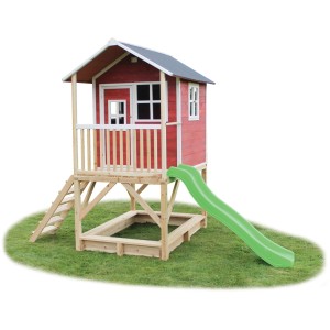 Rotes EXIT Loft 500 Holzspielhaus mit Rutsche, Sandkasten und Leiter im Garten.